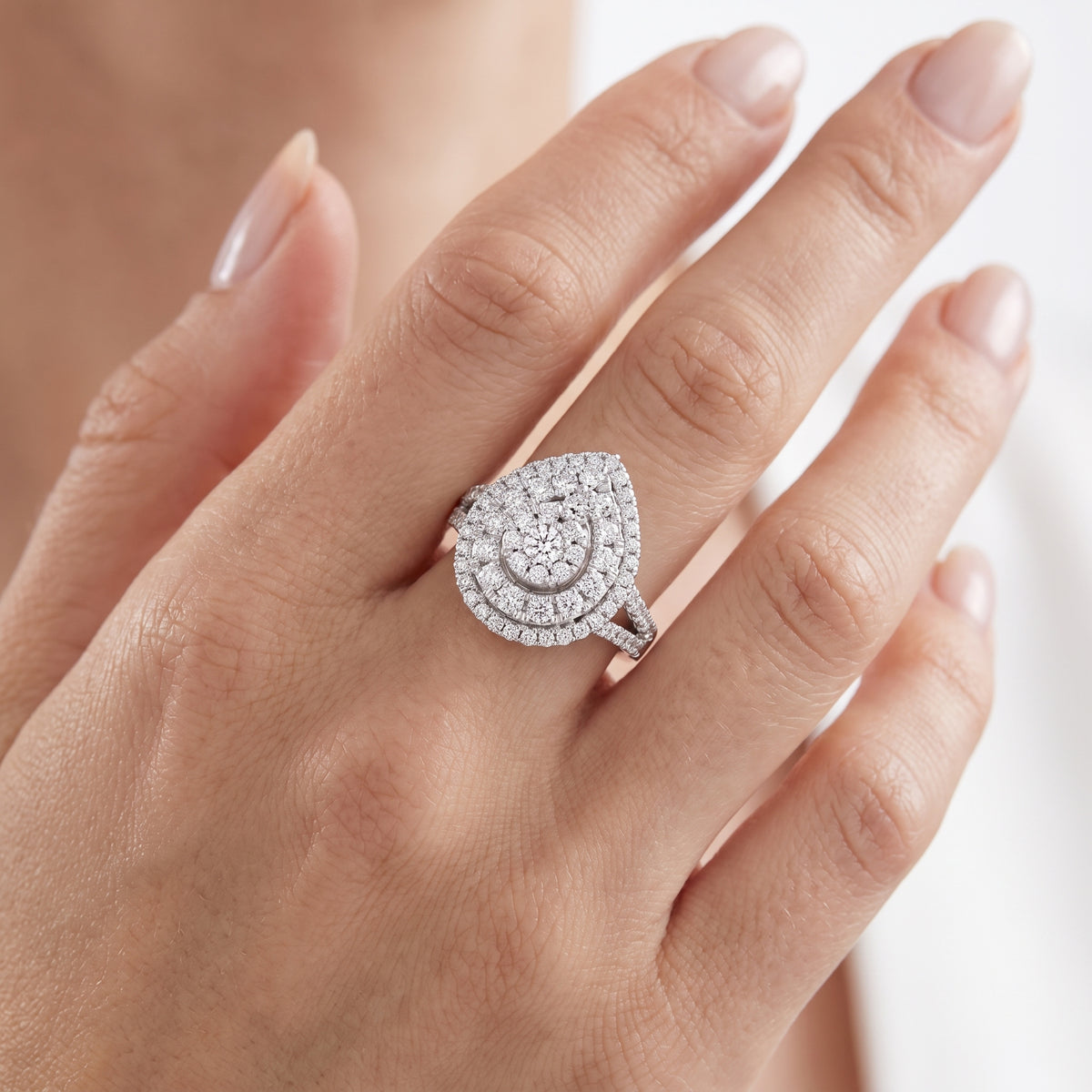 _lifestyle_image@SKU:F0184-LADR0202000DW #metal_silver+origin_lab-grown+quality_g-si