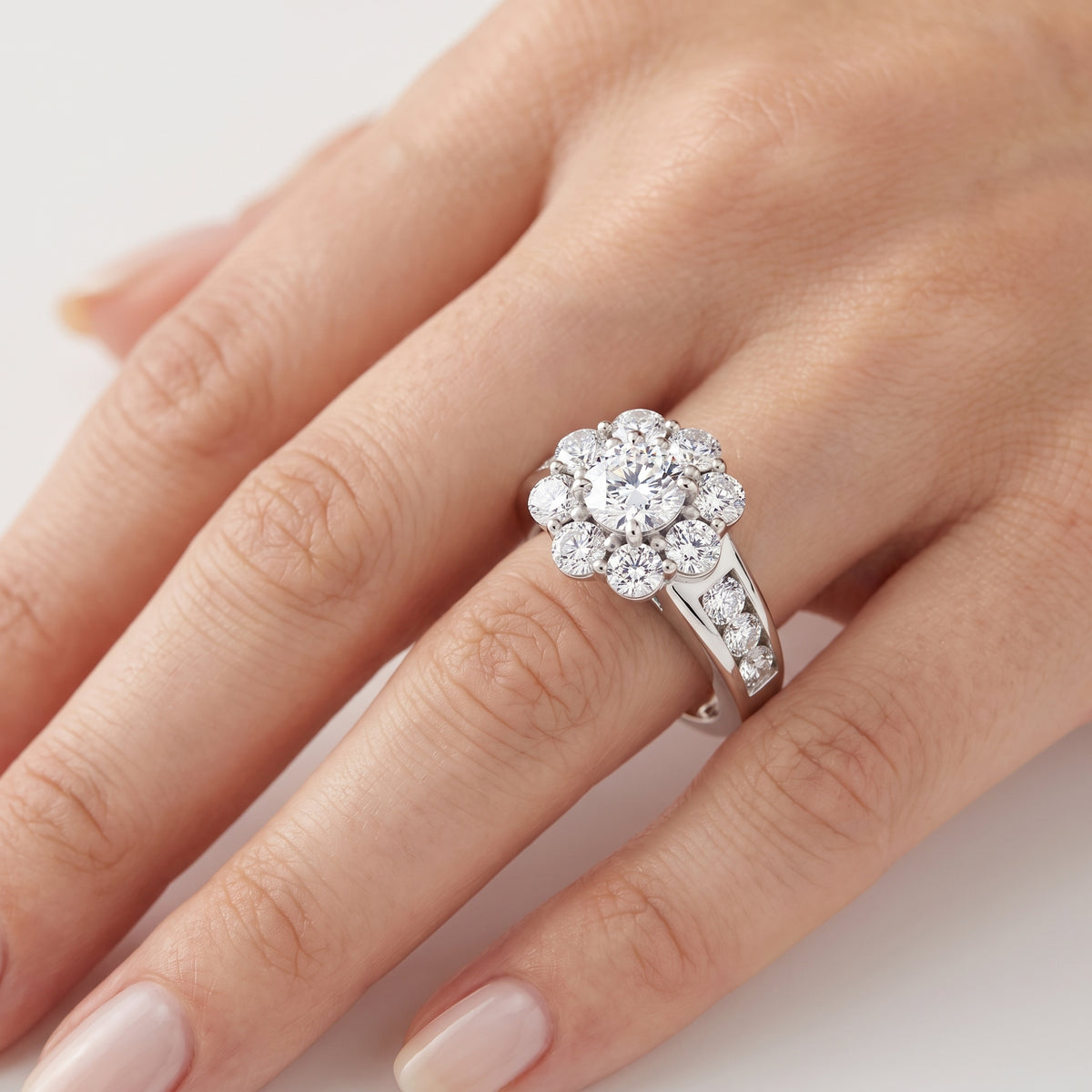 _lifestyle_image@SKU:F093G-LADR03250001W #metal_10k-white-gold+origin_lab-grown+quality_g-si