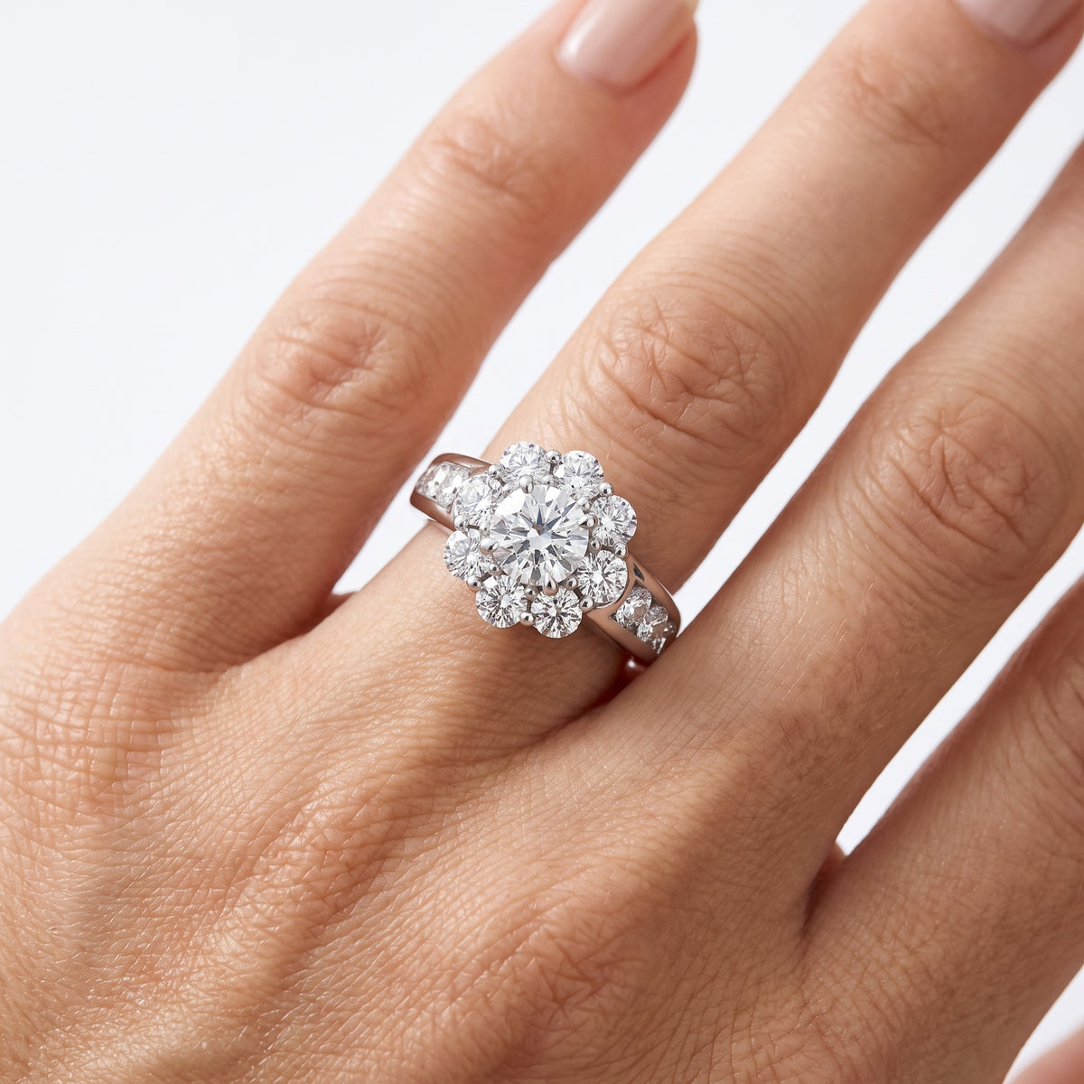 _lifestyle_image@SKU:F093G-LADR0325000DW #metal_silver+origin_lab-grown+quality_g-si