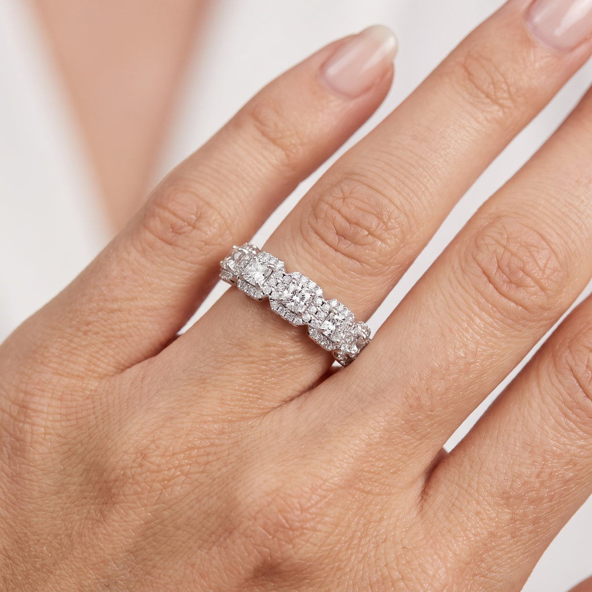 _lifestyle_image@SKU:F1107-LADC01290004W #metal_10k-white-gold+origin_lab-grown+quality_g-si