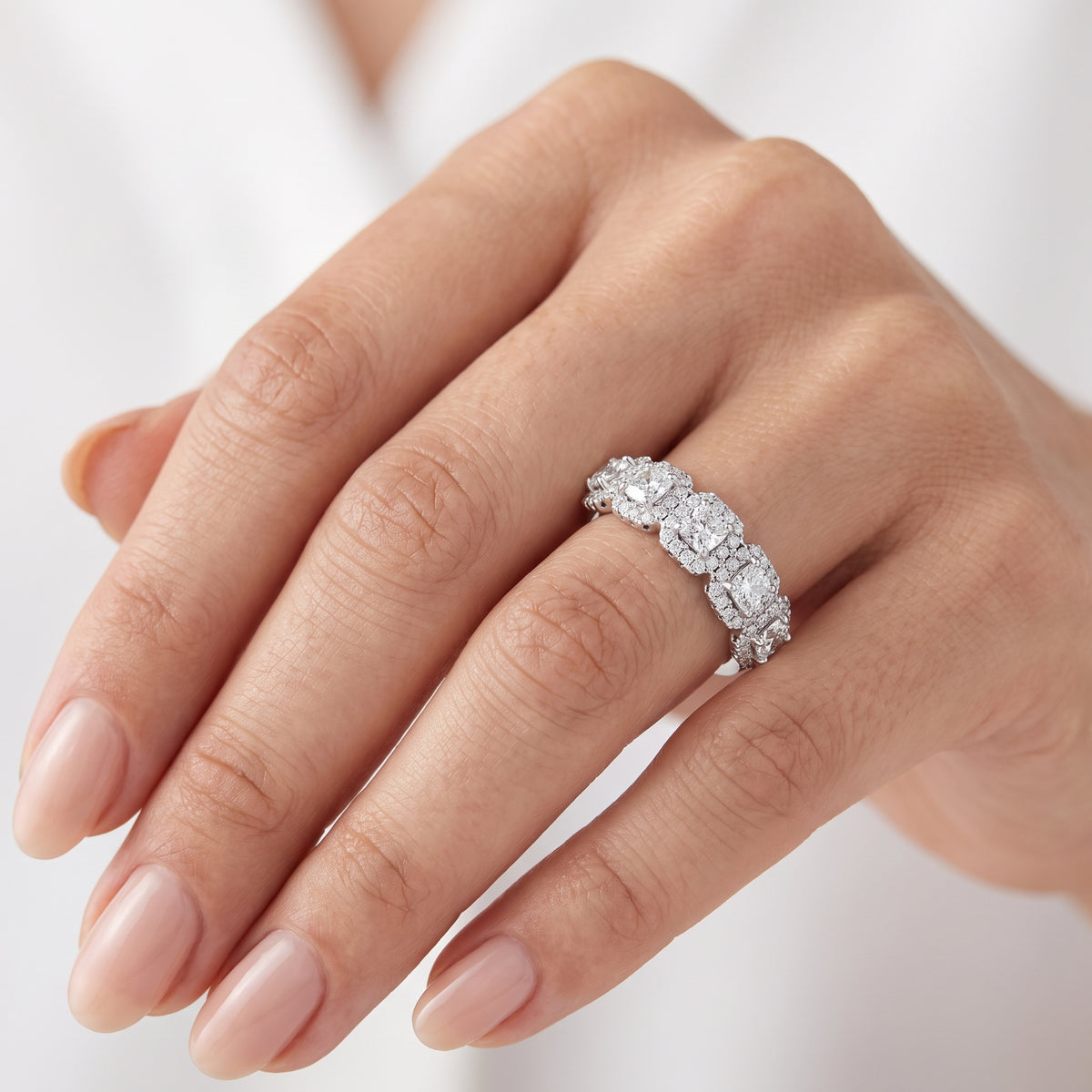 _lifestyle_image@SKU:F1107-LADC0129000DW #metal_silver+origin_lab-grown+quality_g-si