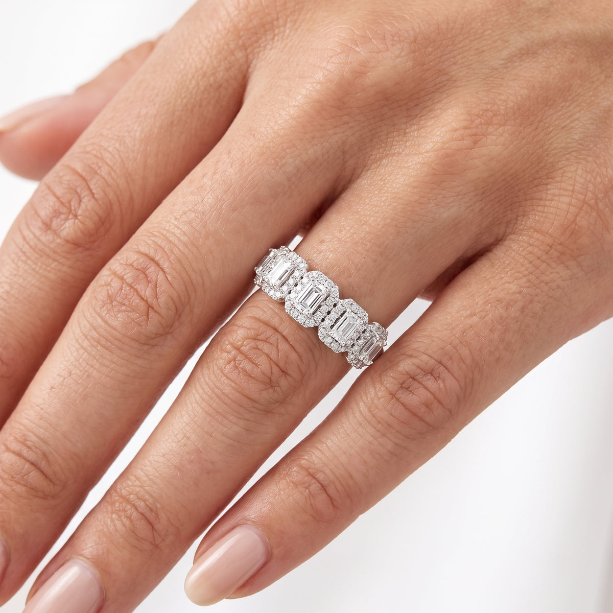 _lifestyle_image@SKU:F1107-LADE01320004W #metal_10k-white-gold+origin_lab-grown+quality_g-si