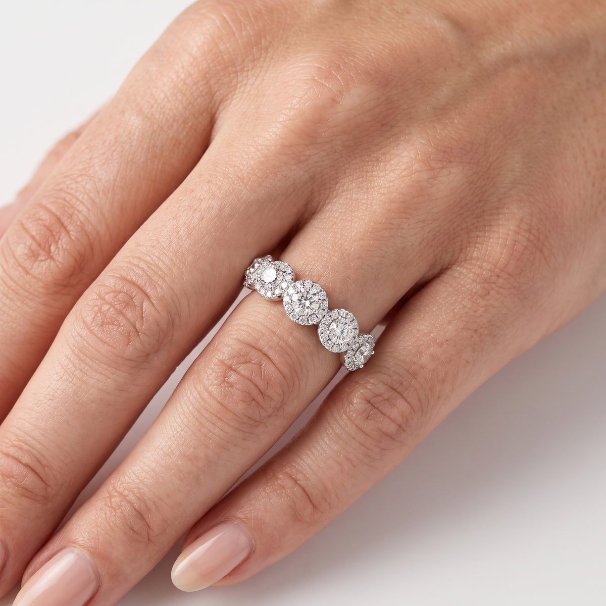 _lifestyle_image@SKU:F1107-LADR01330004W #metal_10k-white-gold+origin_lab-grown+quality_g-si