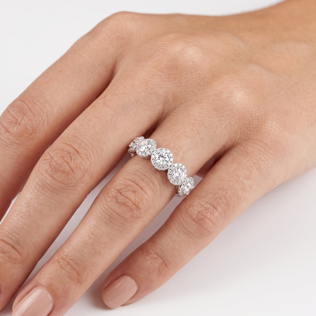 _lifestyle_image@SKU:F1107-LADR0133000DW #metal_silver+origin_lab-grown+quality_g-si