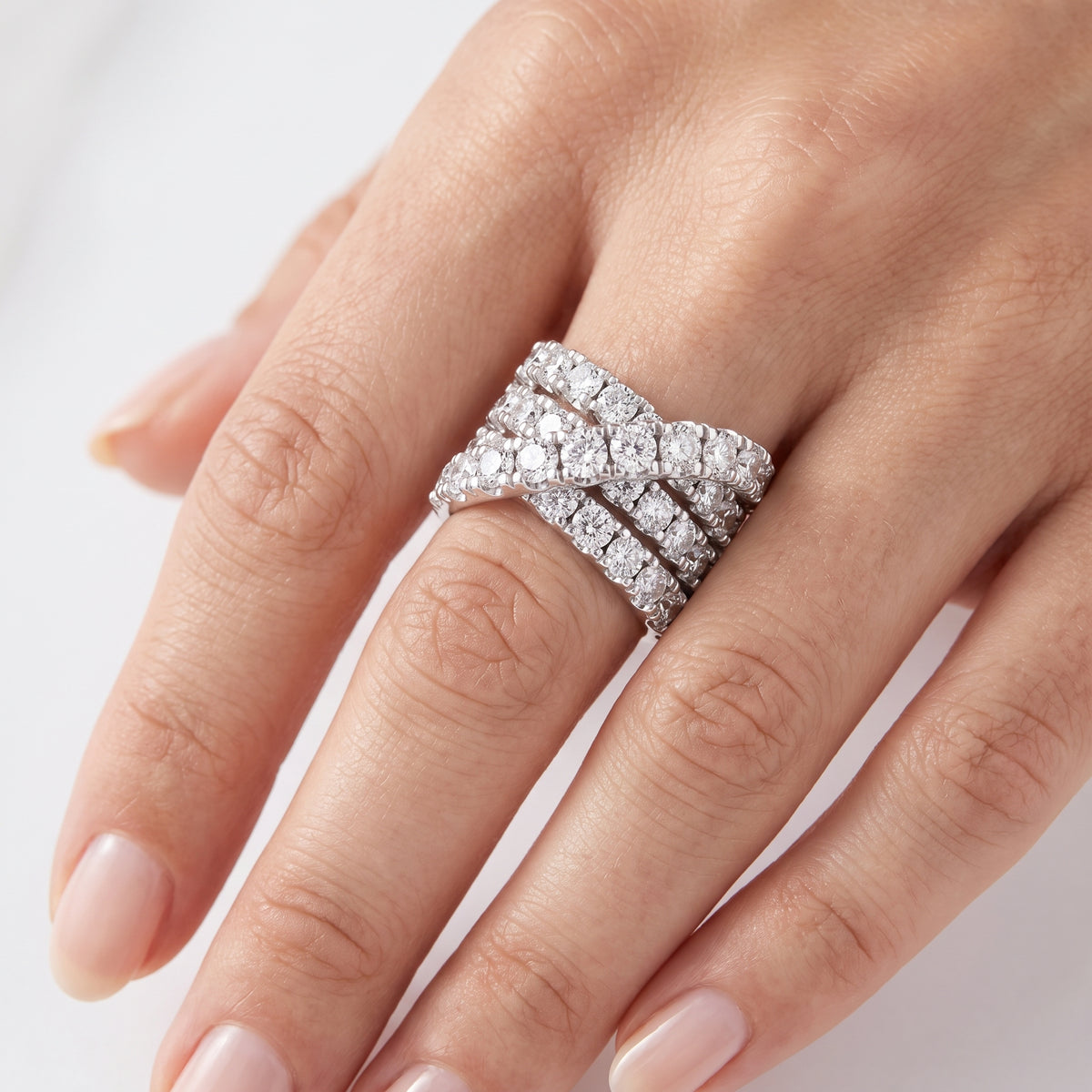 _lifestyle_image@SKU:F1114-LADR04510004W #metal_10k-white-gold+origin_lab-grown+quality_g-si