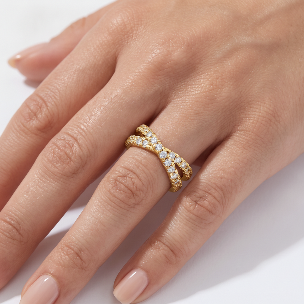 _lifestyle_image@SKU:F1143-LADR01020004Y #metal_10k-yellow-gold+origin_lab-grown+quality_g-si