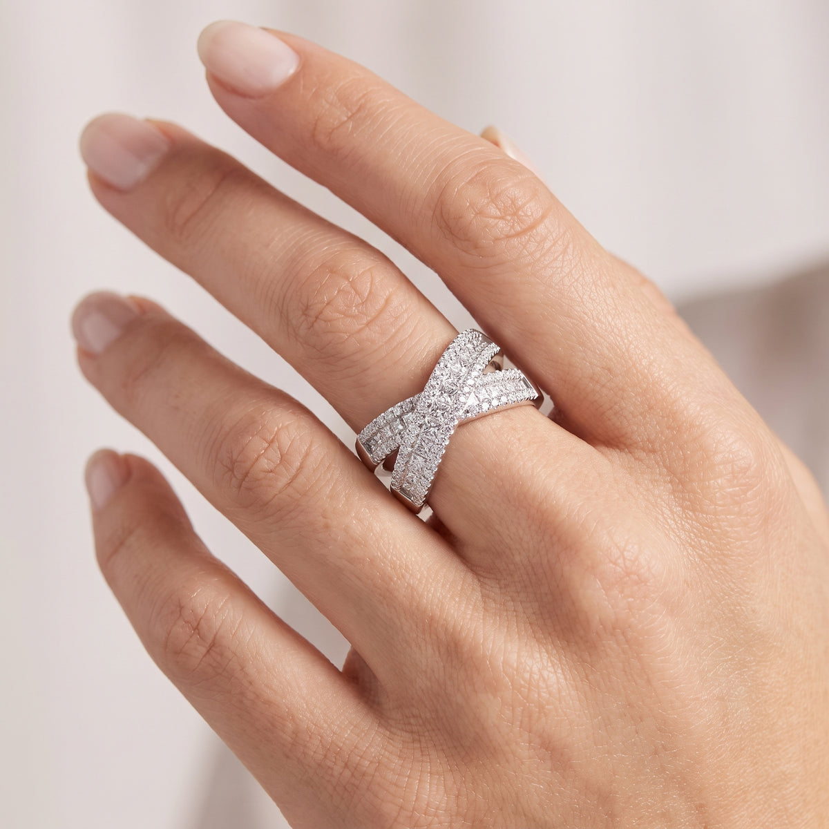 _lifestyle_image@SKU:F2323-LADP0100000DW #metal_silver+origin_lab-grown+quality_g-si