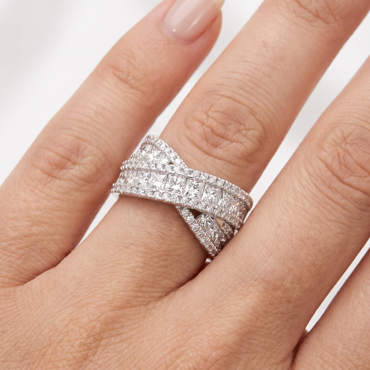 _lifestyle_image@SKU:F2323-LADR03000004W #metal_10k-white-gold+origin_lab-grown+quality_g-si