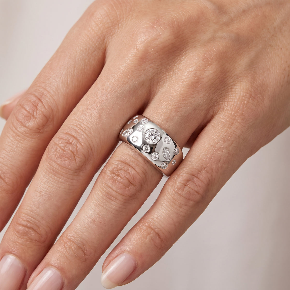 _lifestyle_image@SKU:F293H-LADM0100000DW #metal_silver+origin_lab-grown+quality_g-si