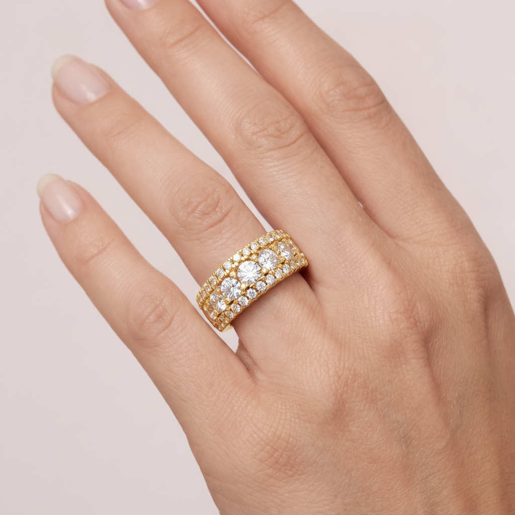 _lifestyle_image@SKU:F3071-LADR01400004Y #metal_10k-yellow-gold+origin_lab-grown+quality_g-si