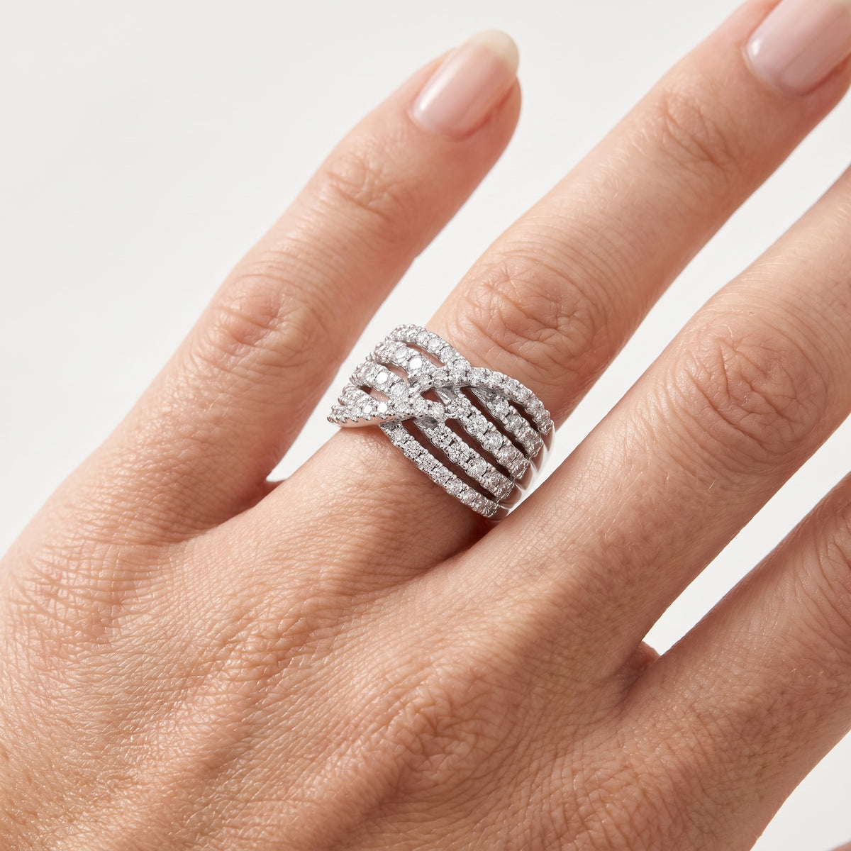 _lifestyle_image@SKU:F3090-LADR01990004W #metal_10k-white-gold+origin_lab-grown+quality_g-si