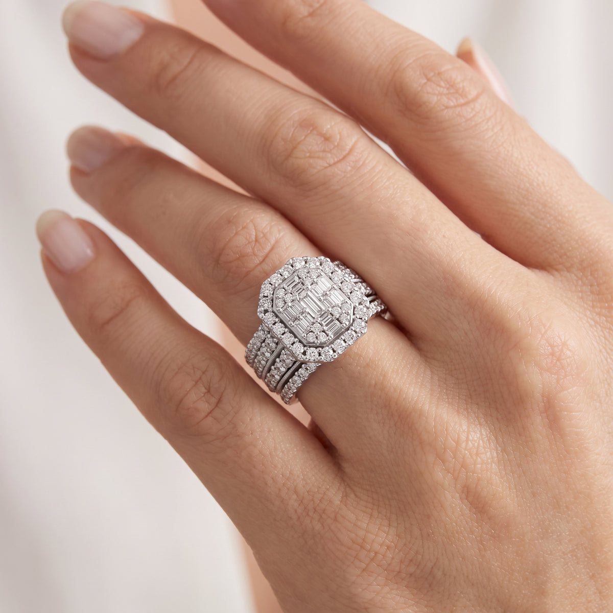 _lifestyle_image@SKU:F3092-LADB02010004W #metal_10k-white-gold+origin_lab-grown+quality_g-si