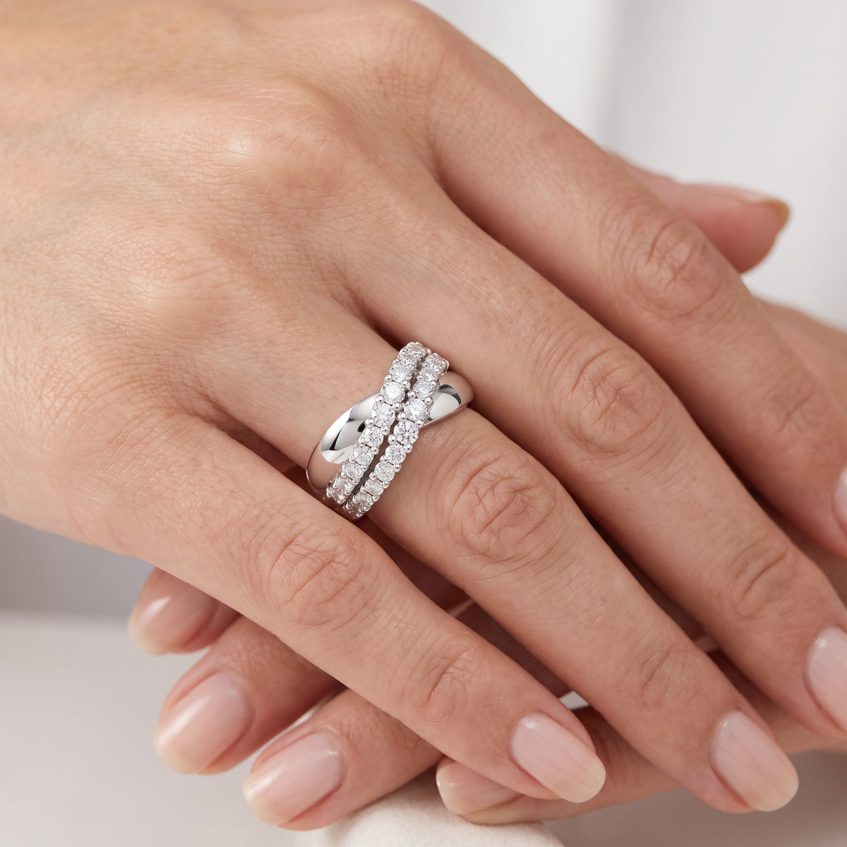 _lifestyle_image@SKU:F38HA-LADR0100000DW #metal_silver+origin_lab-grown+quality_g-si