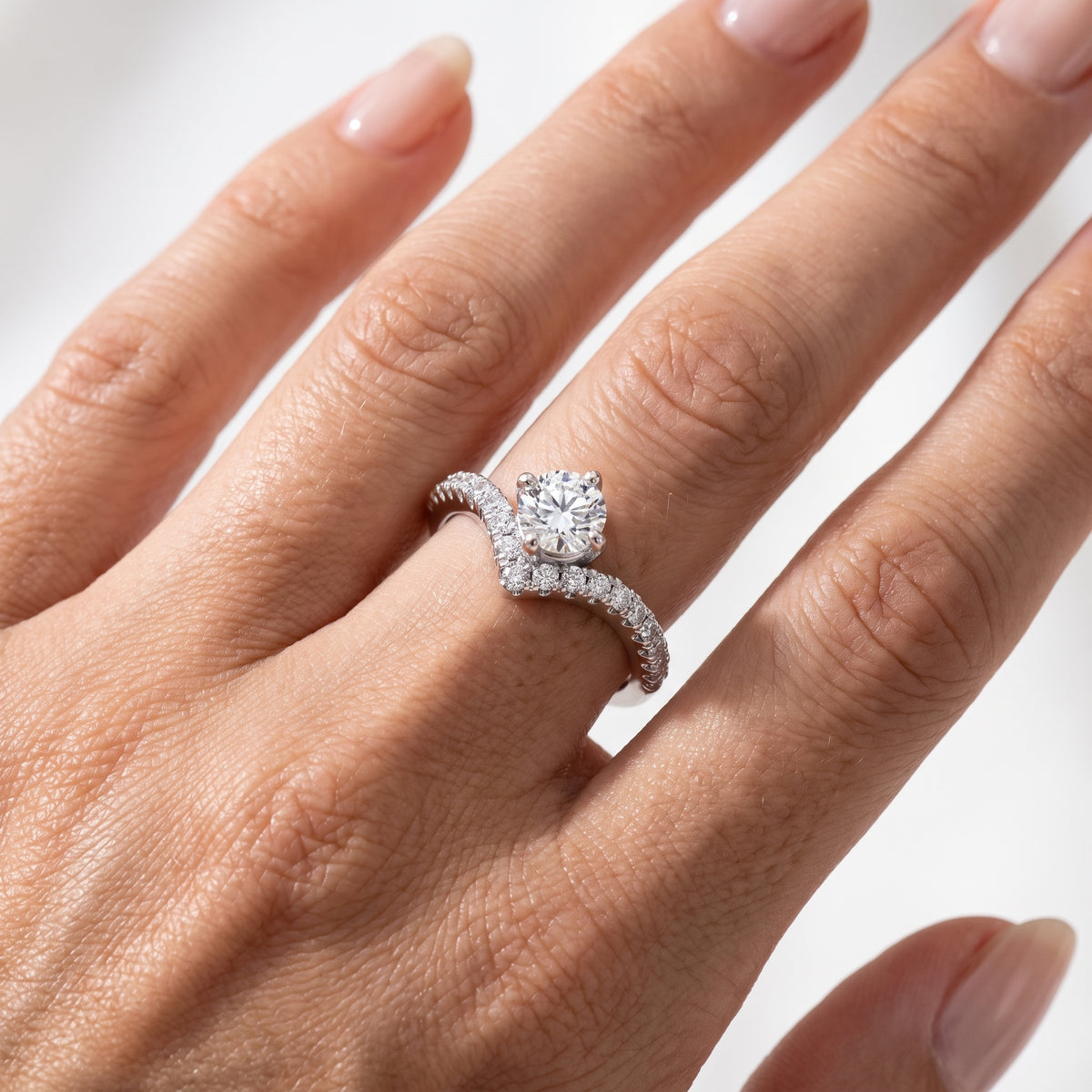 _lifestyle_image@SKU:F6136-LADR0075000DW #metal_silver+origin_lab-grown+quality_g-si