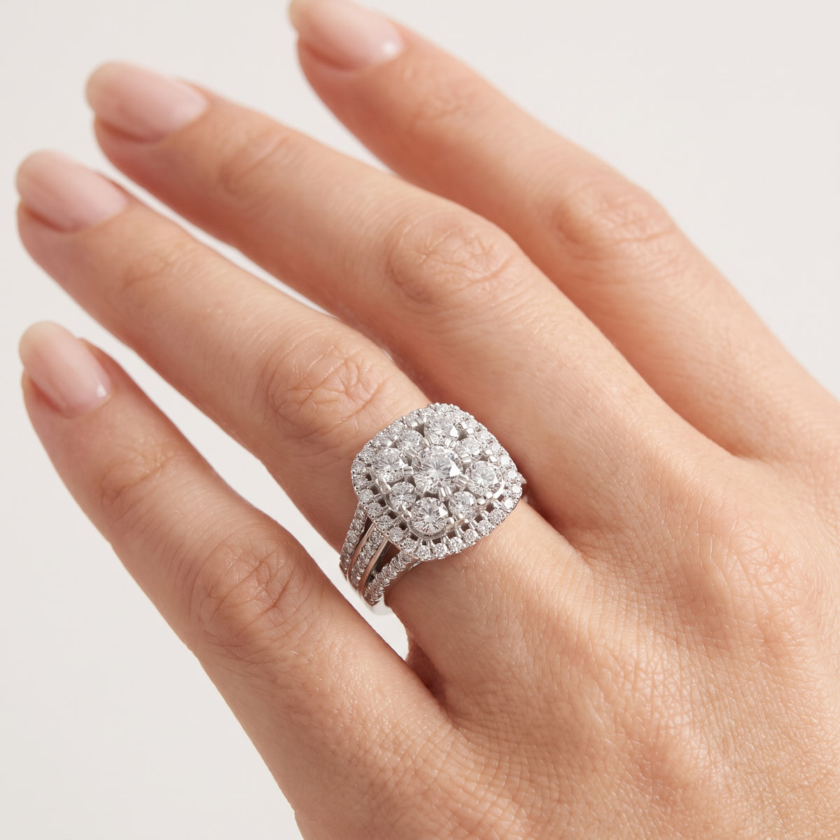_lifestyle_image@SKU:F6785-LADR02990004W #metal_10k-white-gold+origin_lab-grown+quality_g-si