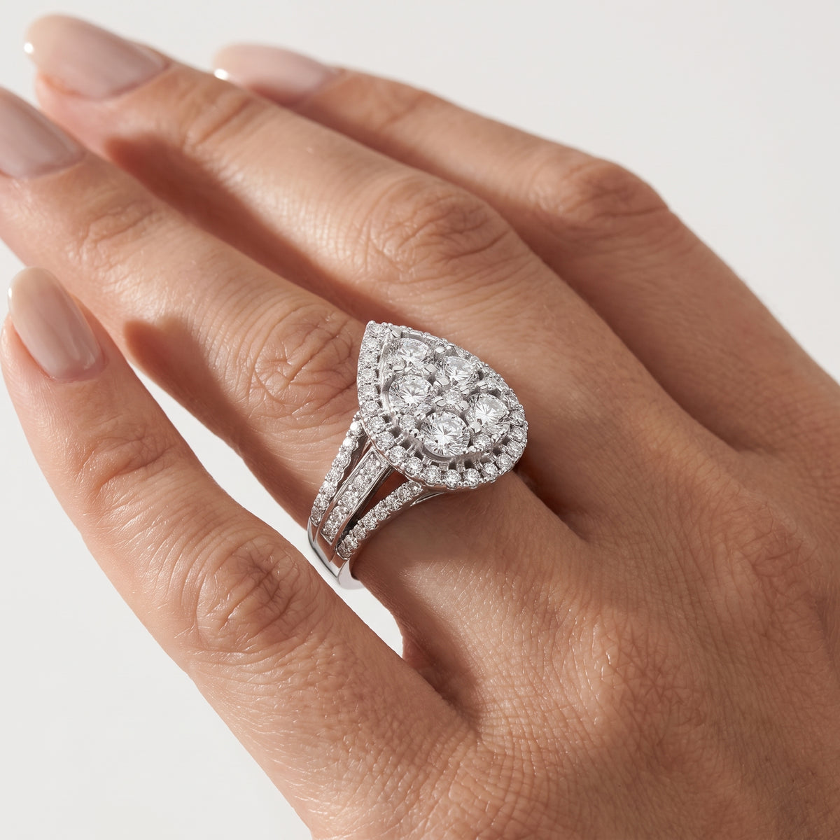 _lifestyle_image@SKU:F6786-LADR02990004W #metal_10k-white-gold+origin_lab-grown+quality_g-si