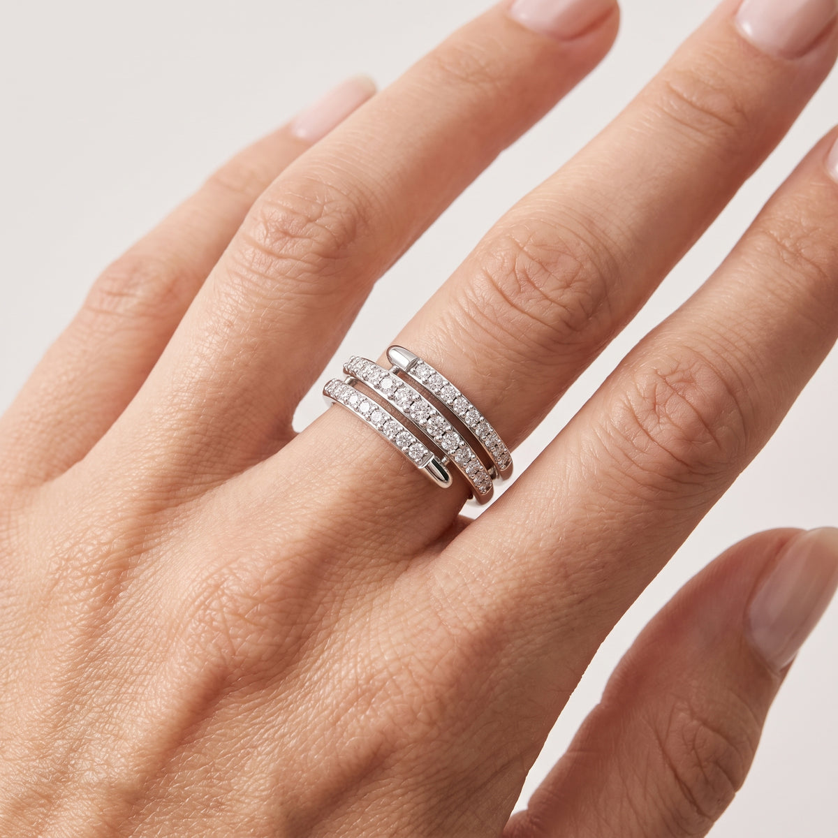 _lifestyle_image@SKU:F8797-LADR0042000DW #metal_silver+origin_lab-grown+quality_g-si