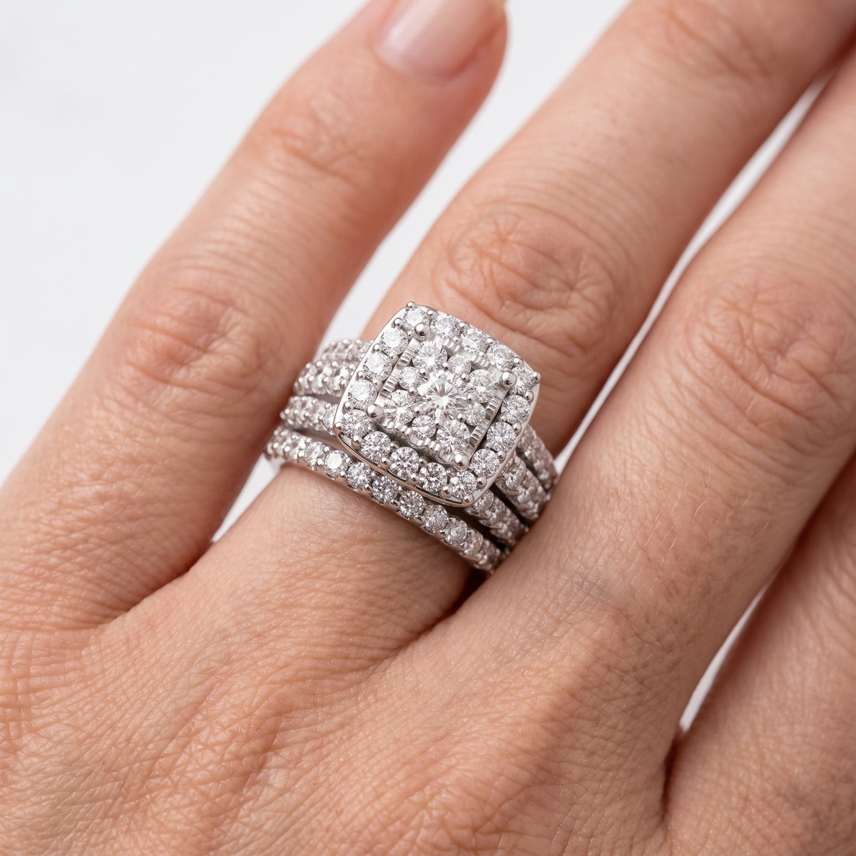 _lifestyle_image@SKU:FR258-LADR03000004W #metal_10k-white-gold+origin_lab-grown+quality_g-si