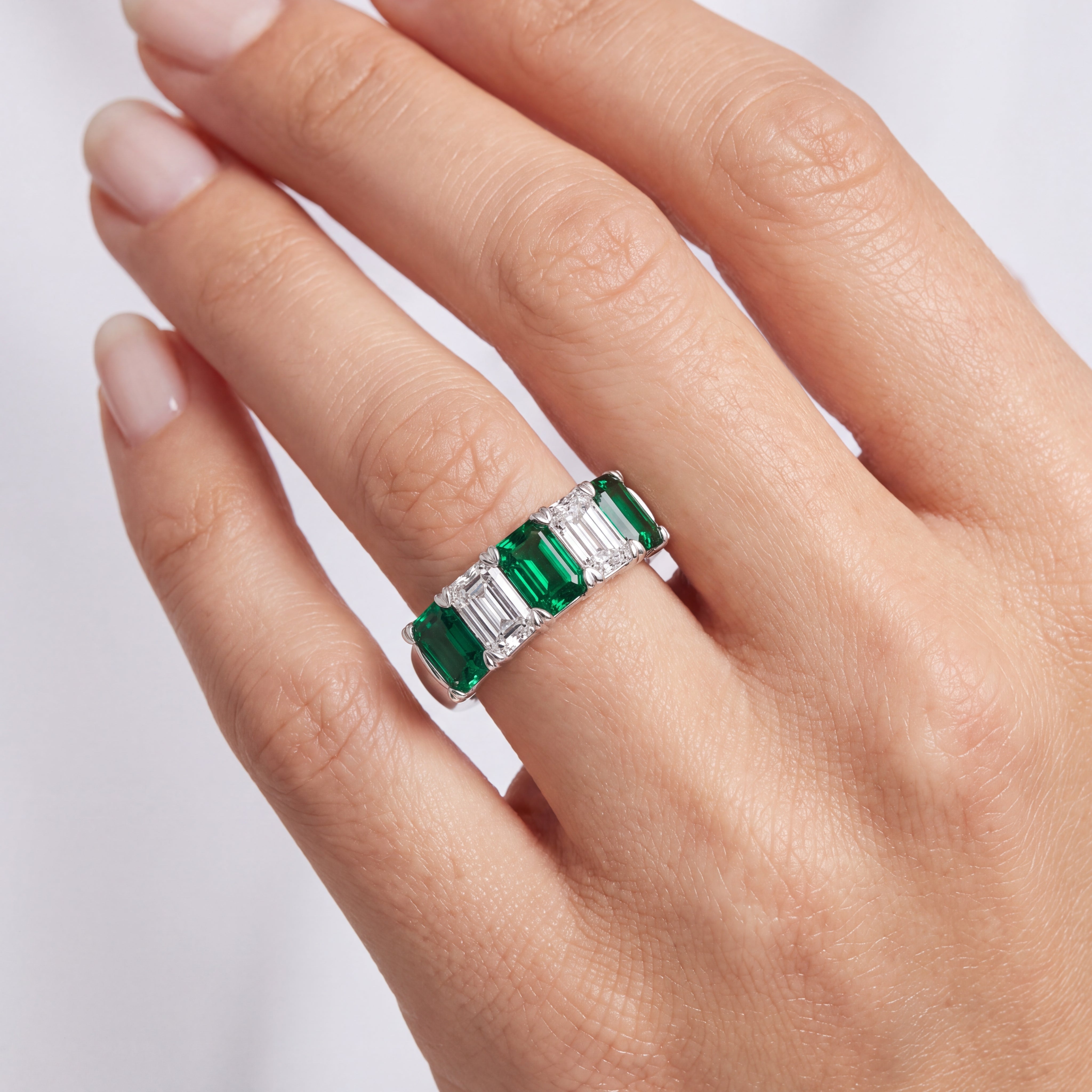 _lifestyle_image@SKU:G0809-NGQE02000004W #metal_14k-white-gold+origin_lab-created