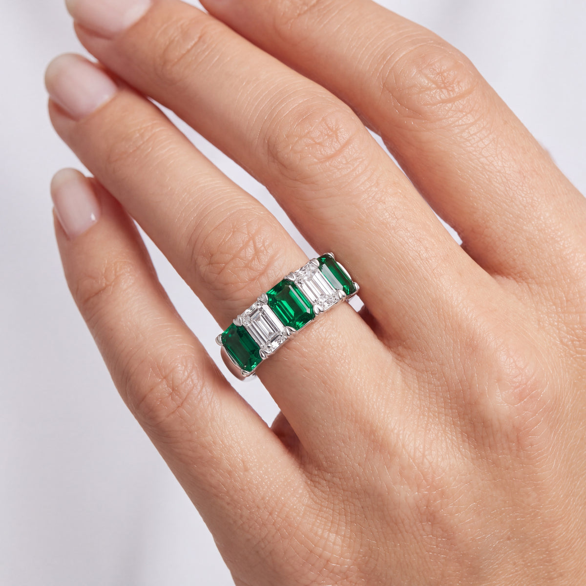 _lifestyle_image@SKU:G0809-LGQE02000004W #metal_10k-white-gold+origin_lab-created