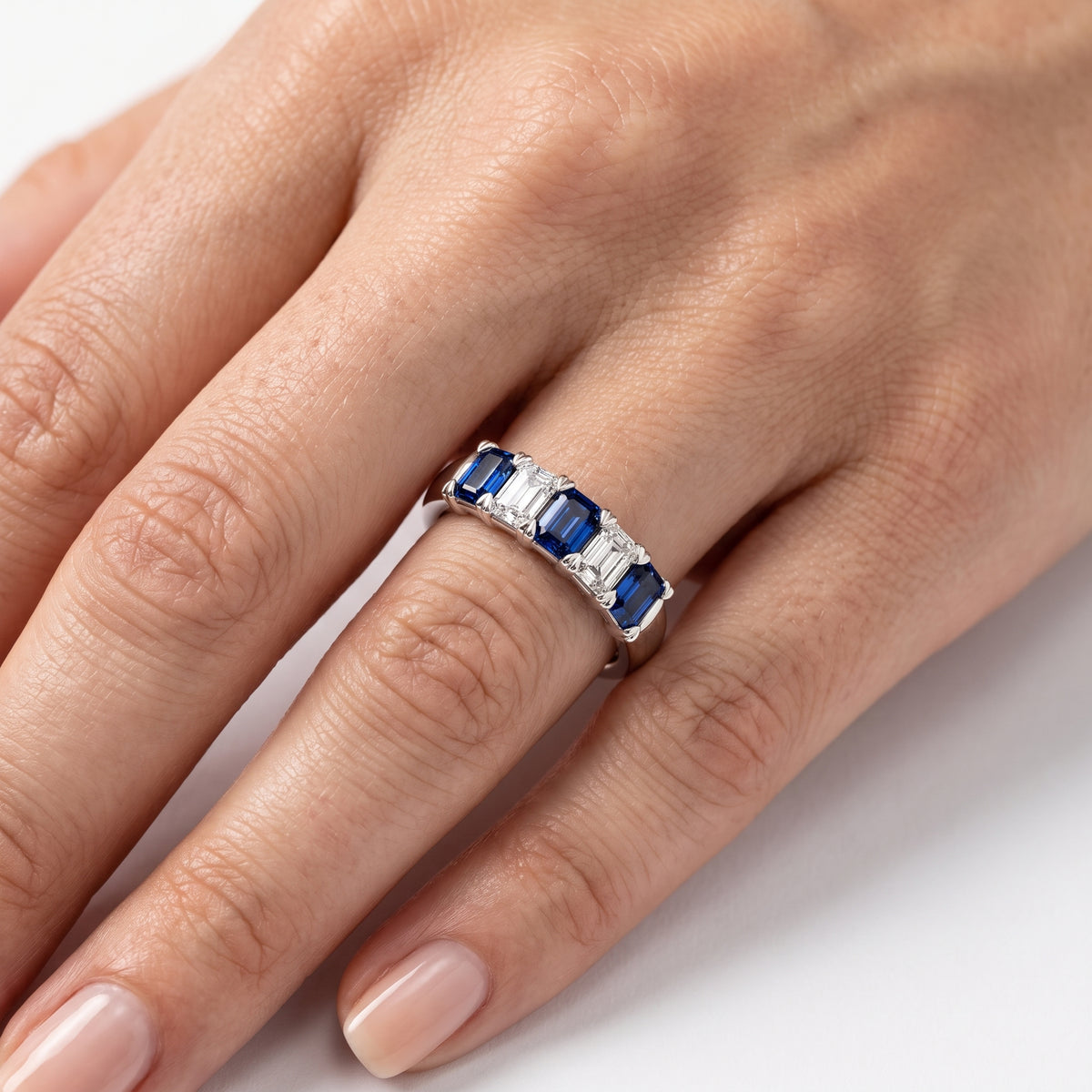 _lifestyle_image@SKU:G0809-LGSE0100000DW #metal_silver+origin_lab-created