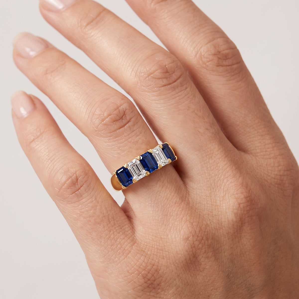 _lifestyle_image@SKU:G0809-LGSE02000004Y #metal_10k-yellow-gold+origin_lab-created