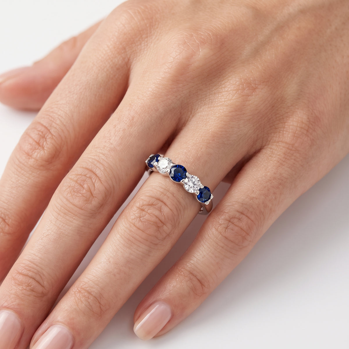 _lifestyle_image@SKU:G0809-NGSR0098000PL #metal_platinum+origin_lab-created
