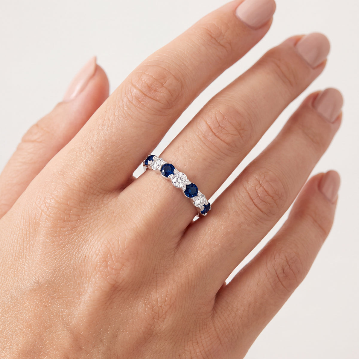 _lifestyle_image@SKU:G1162-LGSR01000004W #metal_10k-white-gold+origin_lab-created