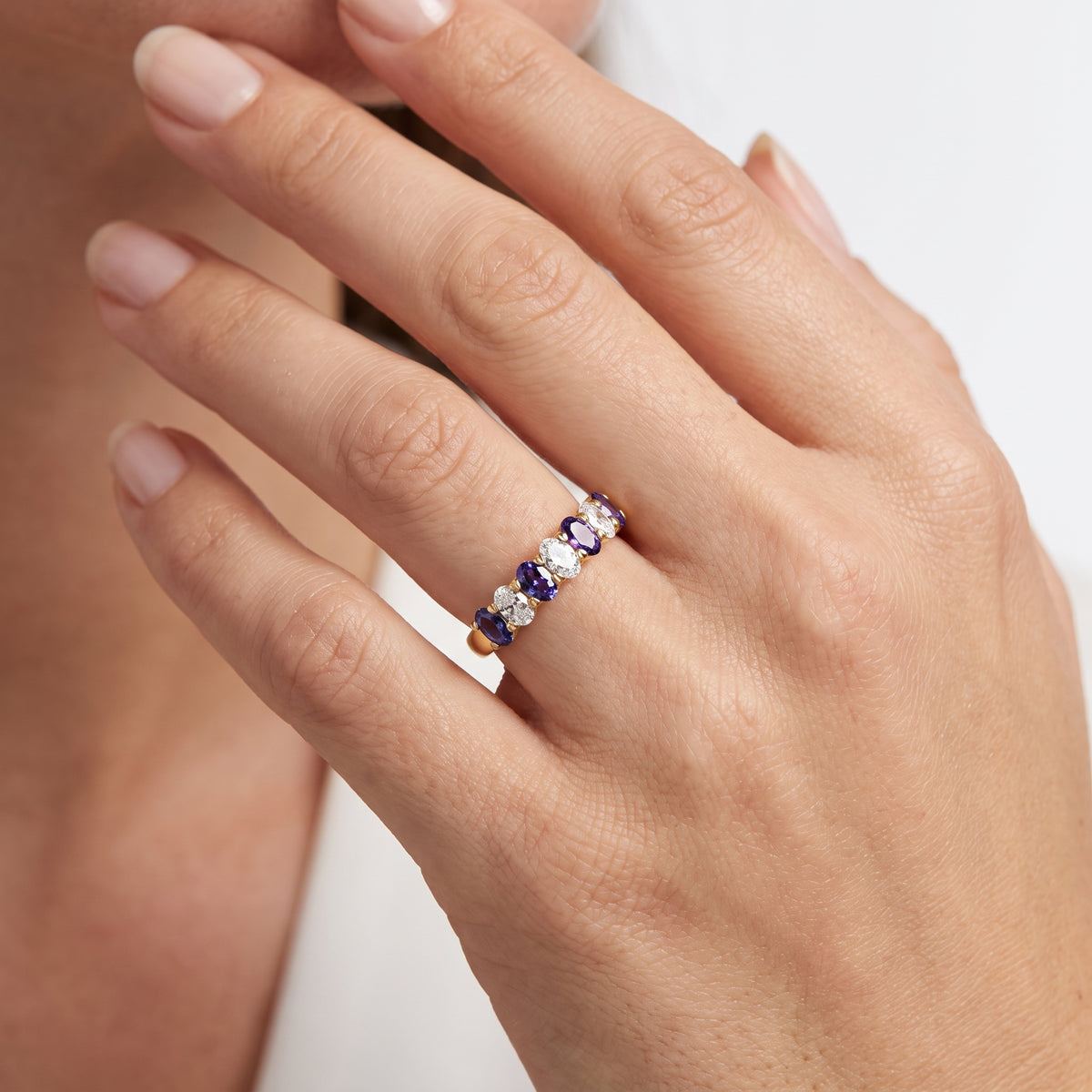 _lifestyle_image@SKU:G1167-LGXO01020004Y #metal_10k-yellow-gold+origin_lab-created