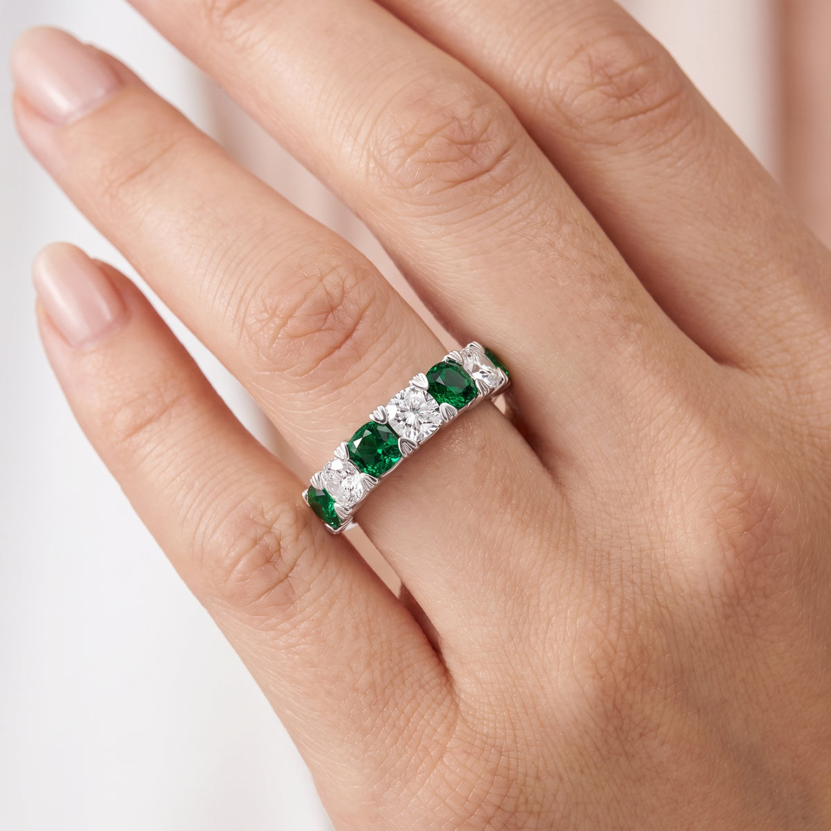 _lifestyle_image@SKU:G1170-LGEC02000004W #metal_10k-white-gold+origin_lab-created