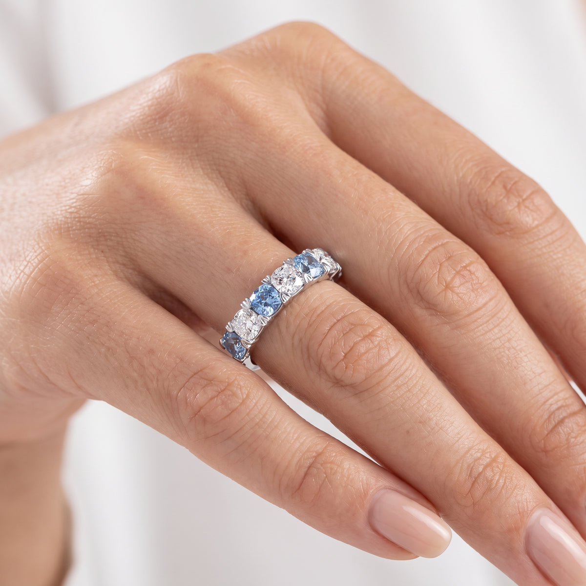 _lifestyle_image@SKU:G1170-LGQC02000004W #metal_10k-white-gold+origin_lab-created