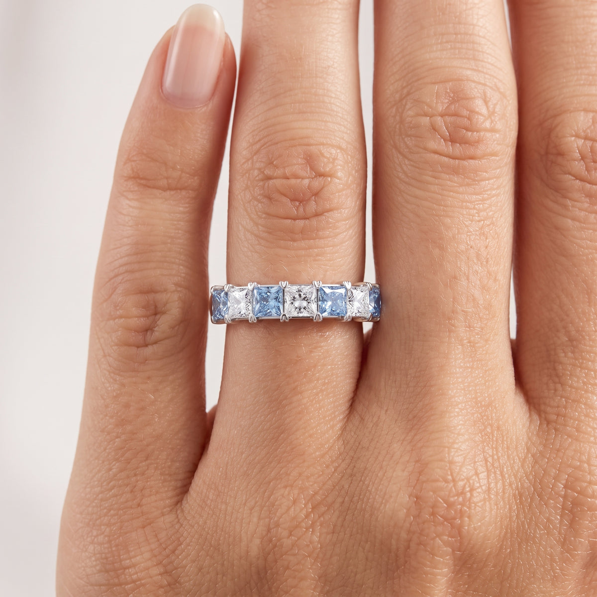 _lifestyle_image@SKU:G1176-LGQP02000004W #metal_10k-white-gold+origin_lab-created