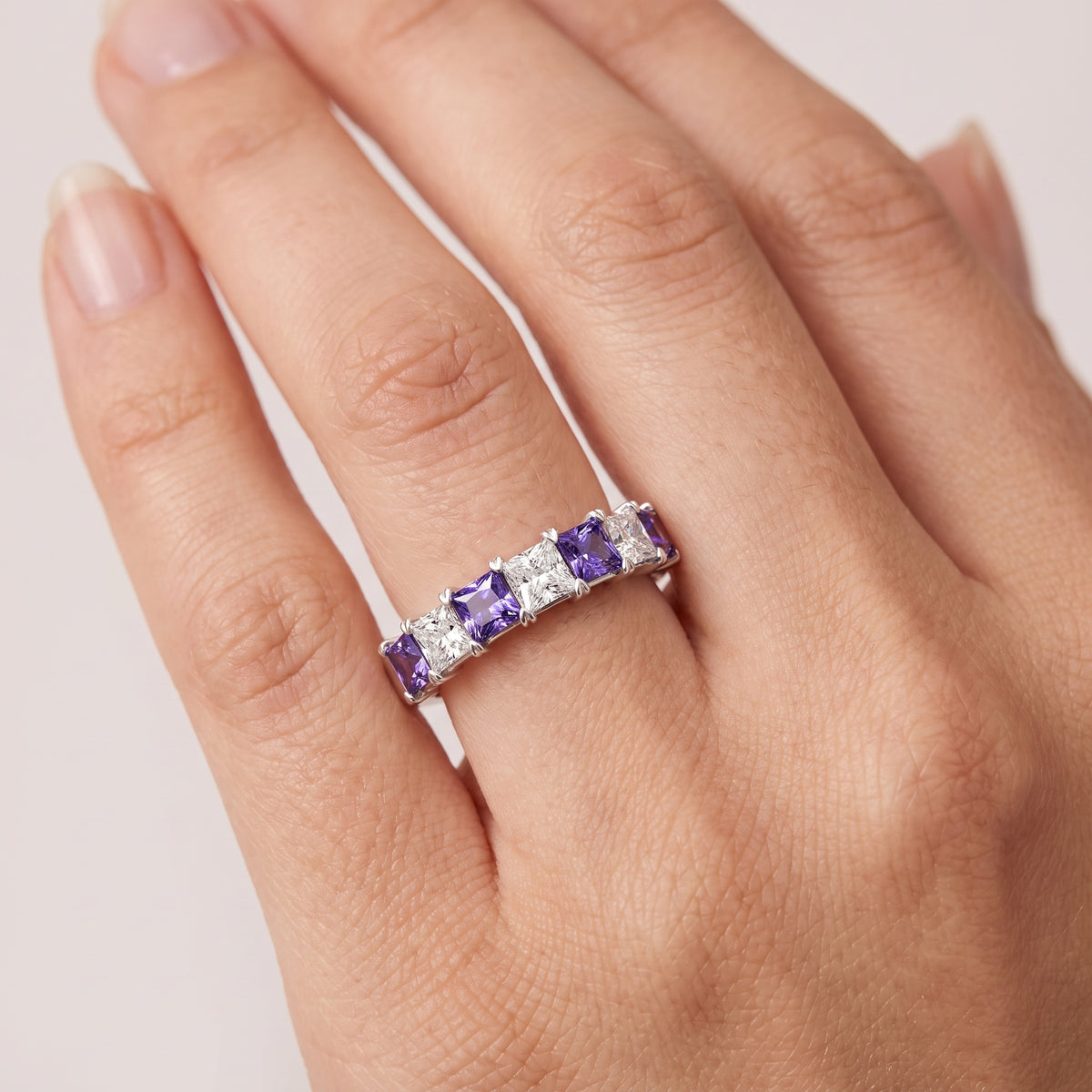 _lifestyle_image@SKU:G1176-LGXP02000004W #metal_10k-white-gold+origin_lab-created