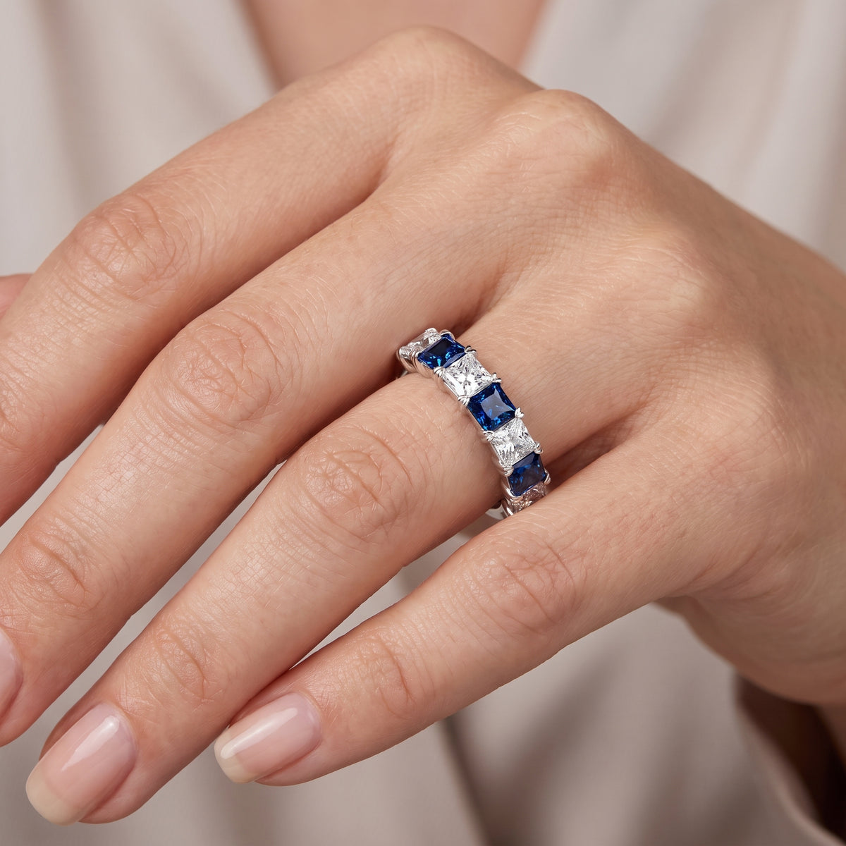 _lifestyle_image@SKU:G1176-LGSP02000004W #metal_10k-white-gold+origin_lab-created