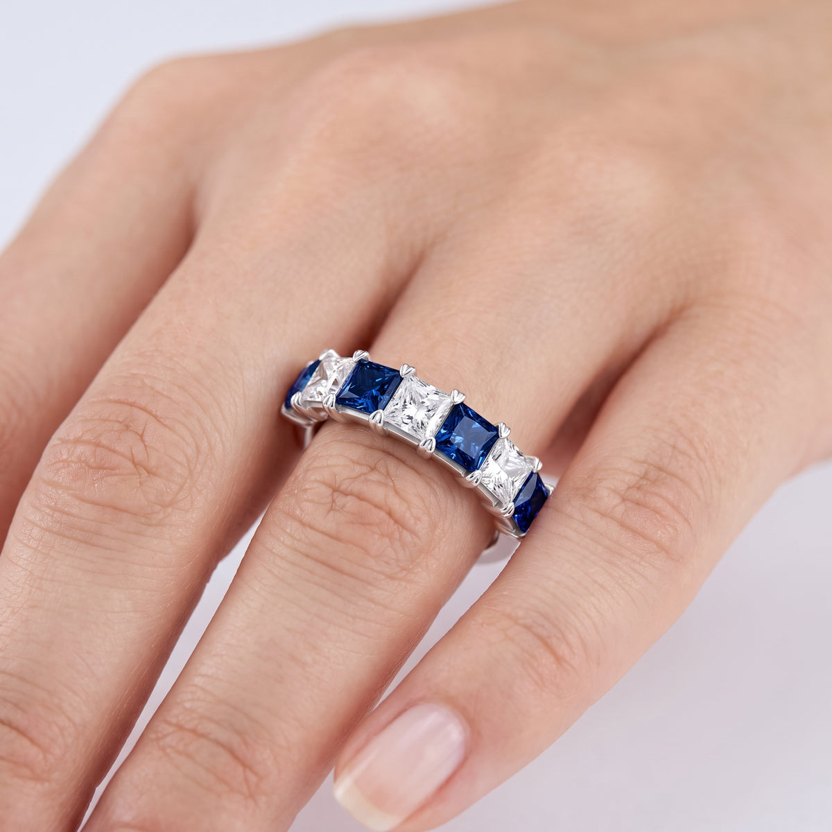 _lifestyle_image@SKU:G1176-LGSP0200000DW #metal_silver+origin_lab-created