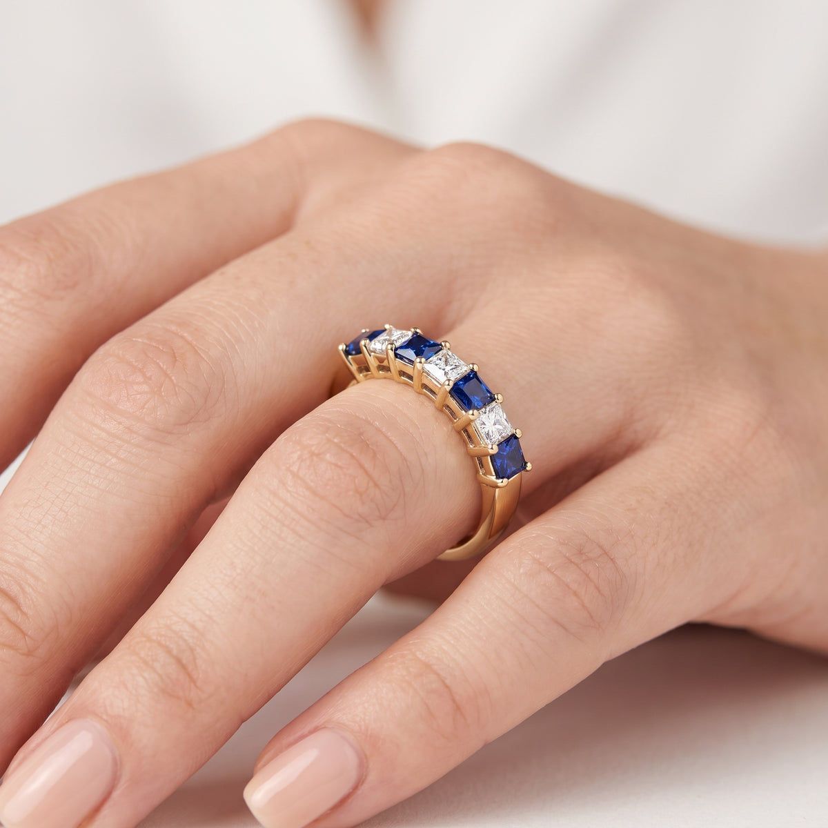 _lifestyle_image@SKU:G1176-LGSP01000004Y #metal_10k-yellow-gold+origin_lab-created