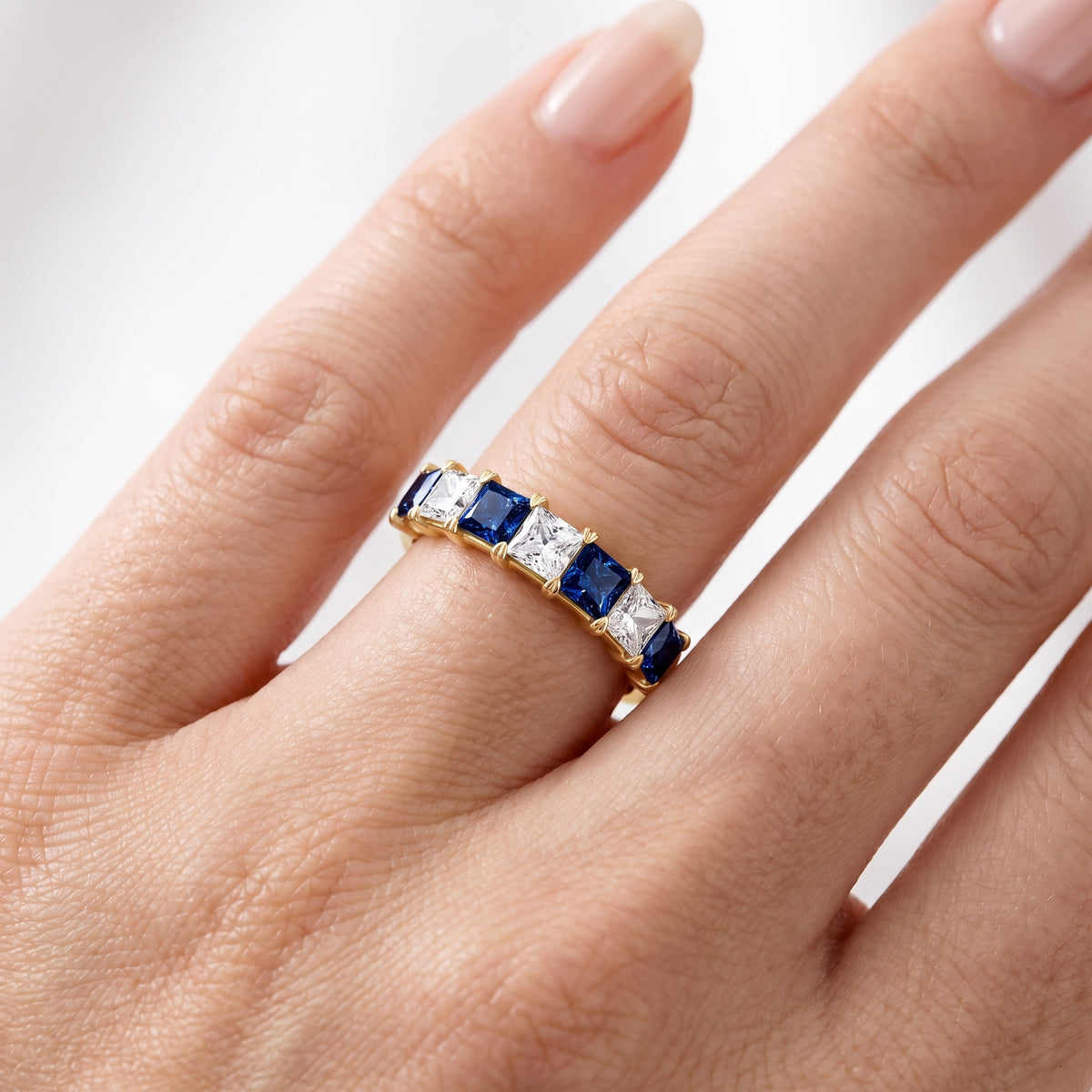 _lifestyle_image@SKU:G1176-LGSP02000004Y #metal_10k-yellow-gold+origin_lab-created