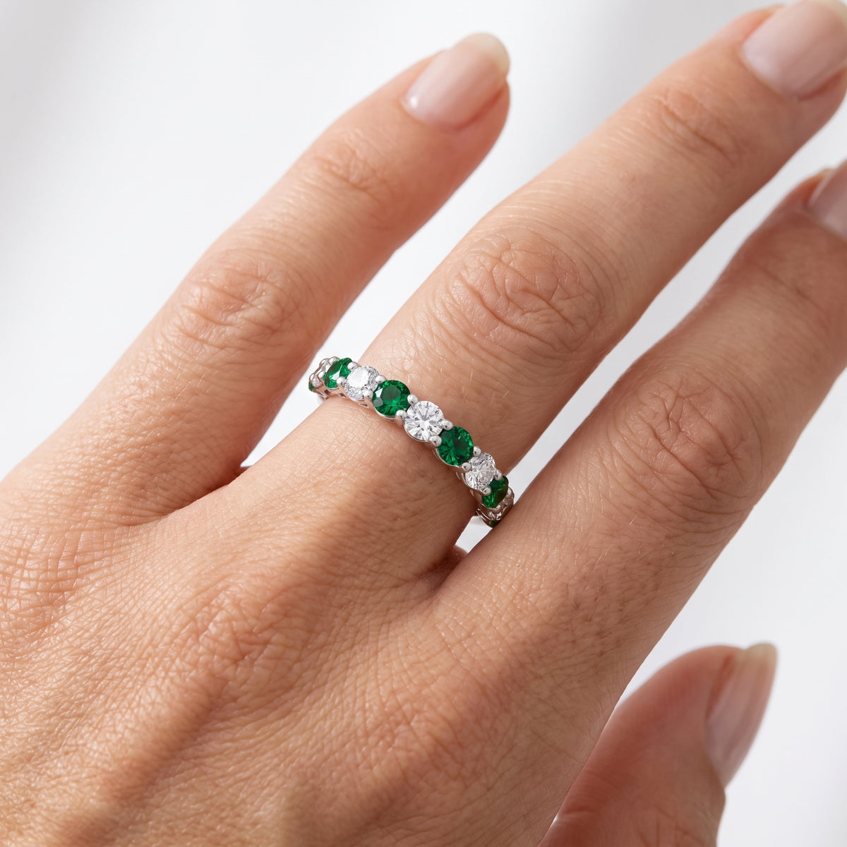 _lifestyle_image@SKU:G1198-LGER01020004W #metal_10k-white-gold+origin_lab-created