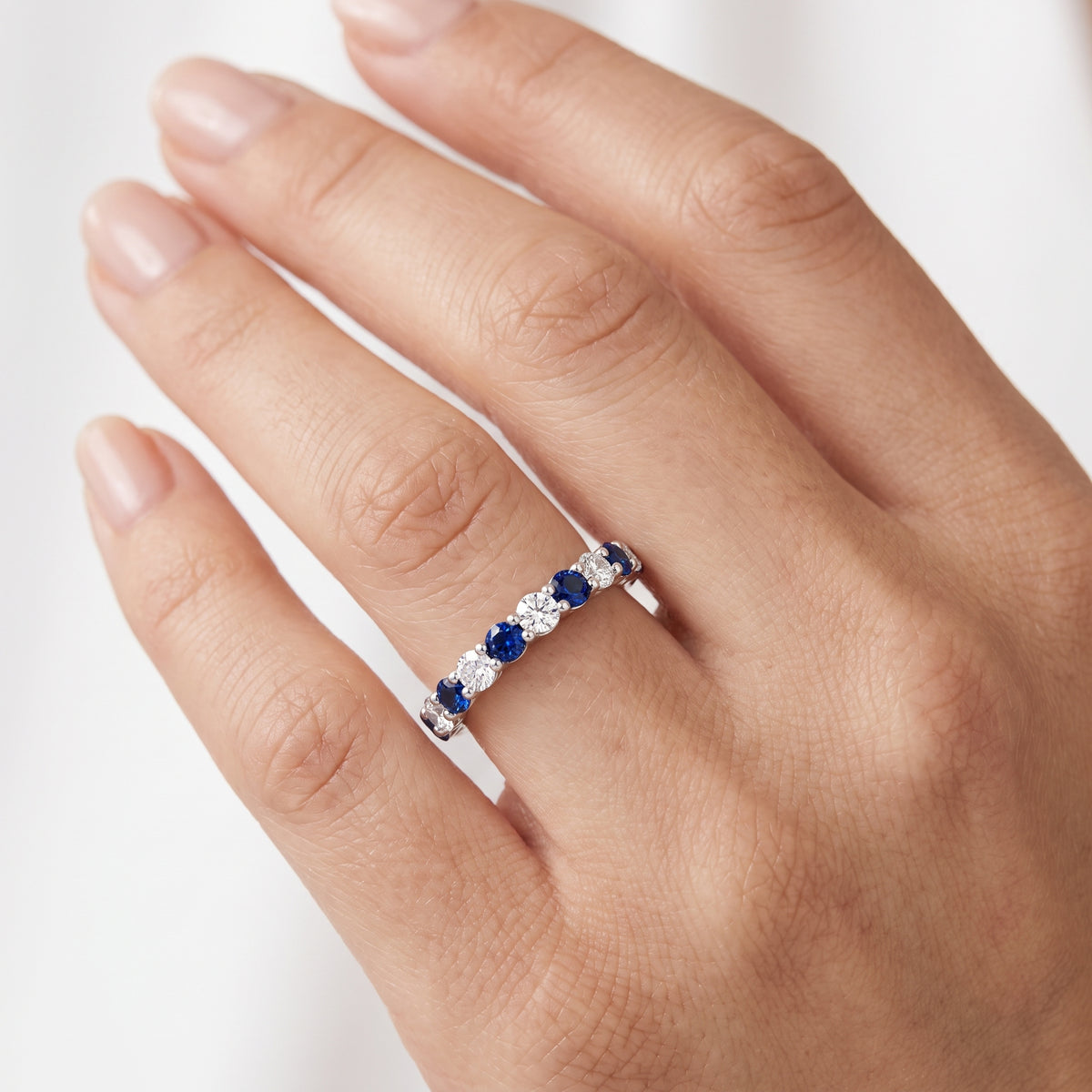 _lifestyle_image@SKU:G1198-NGSR0102000PL #metal_platinum+origin_lab-created