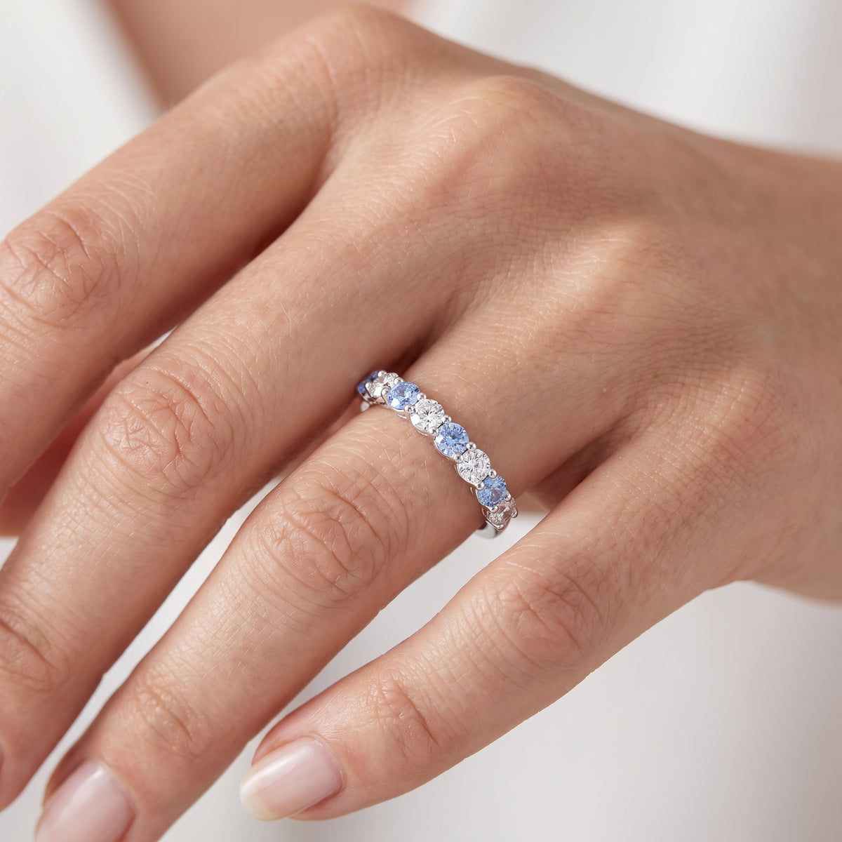 _lifestyle_image@SKU:G1198-LGQR01020004W #metal_10k-white-gold+origin_lab-created