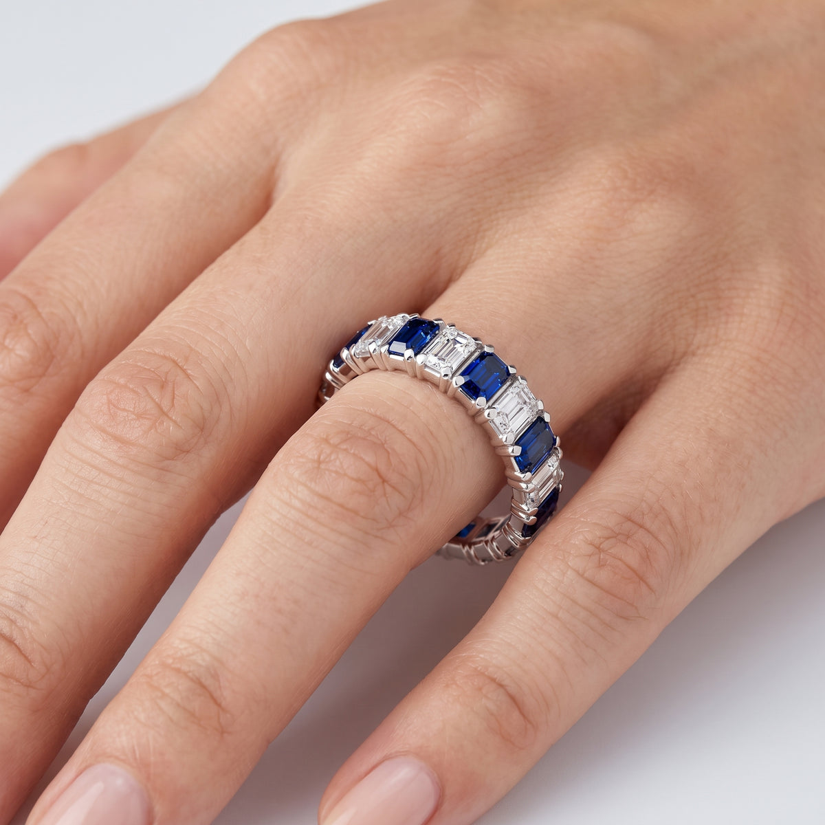 _lifestyle_image@SKU:G1731-LGSE02000004W #metal_10k-white-gold+origin_lab-created