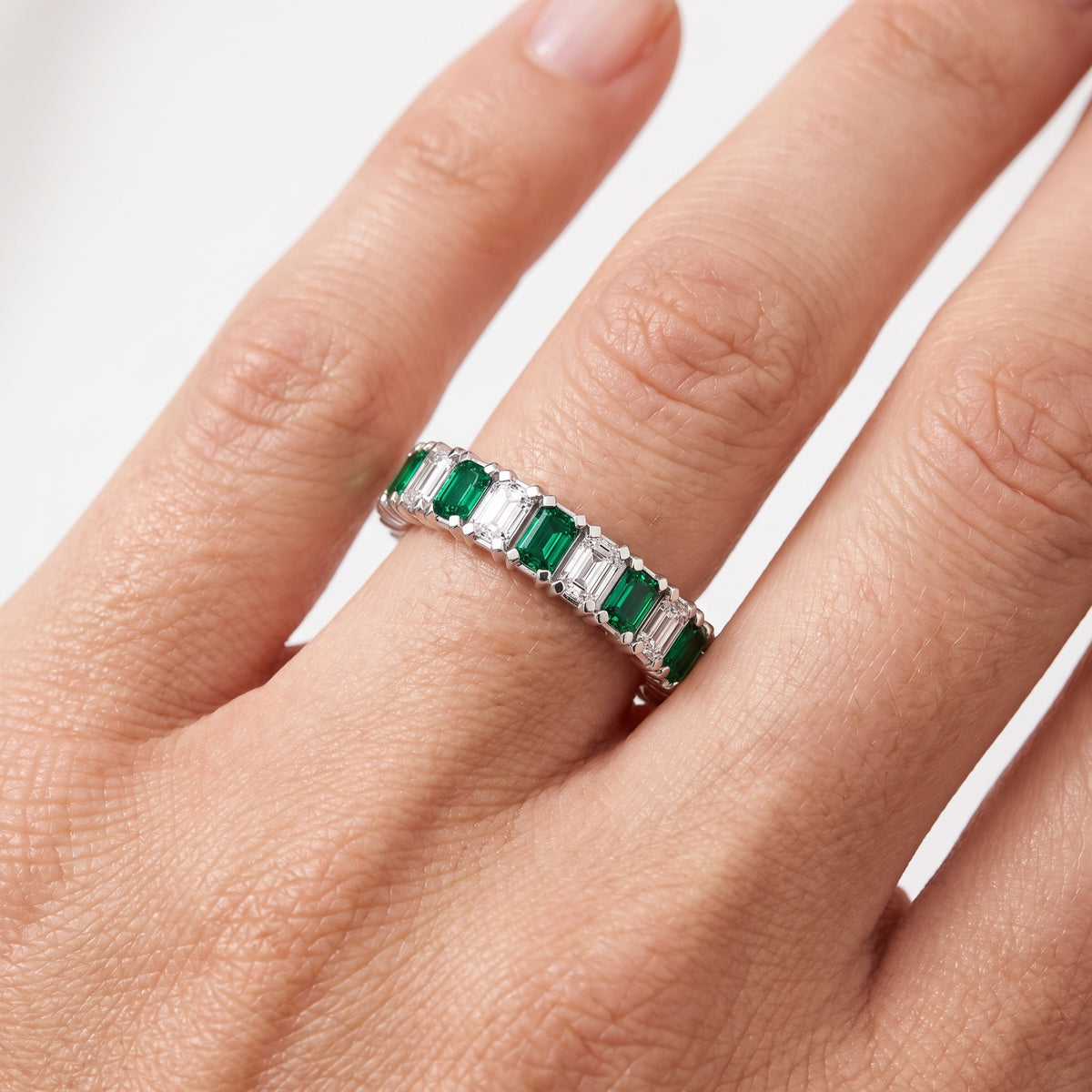 _lifestyle_image@SKU:G1731-LGEE02000004W #metal_10k-white-gold+origin_lab-created