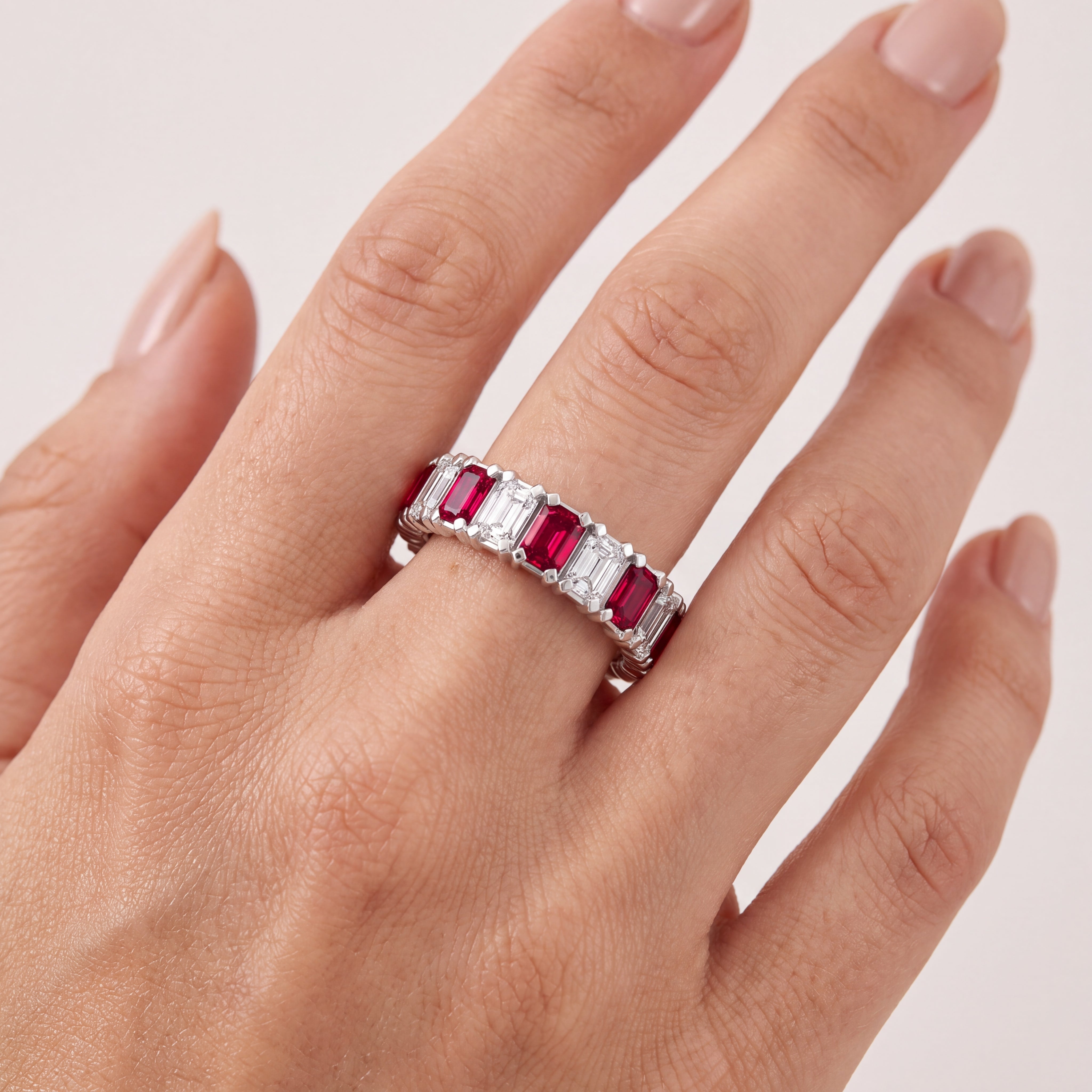 _lifestyle_image@SKU:G1731-NGEE0200000PL #metal_platinum+origin_lab-created
