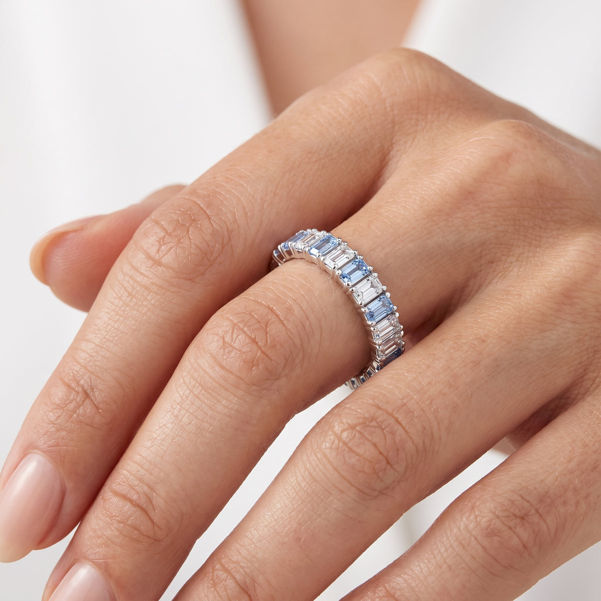 _lifestyle_image@SKU:G1731-LGQE02000004W #metal_10k-white-gold+origin_lab-created