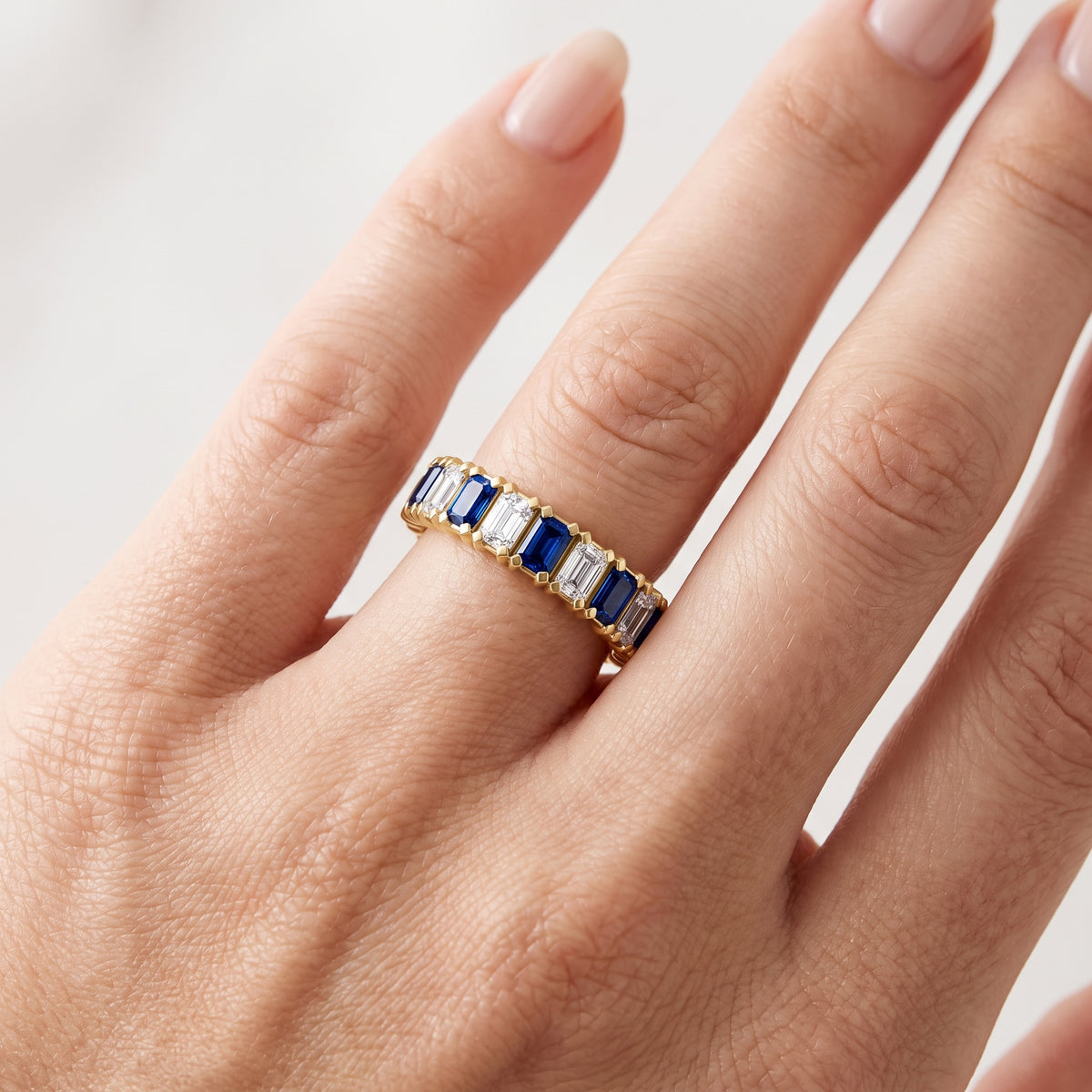 _lifestyle_image@SKU:G1731-LGSE02000004Y #metal_10k-yellow-gold+origin_lab-created