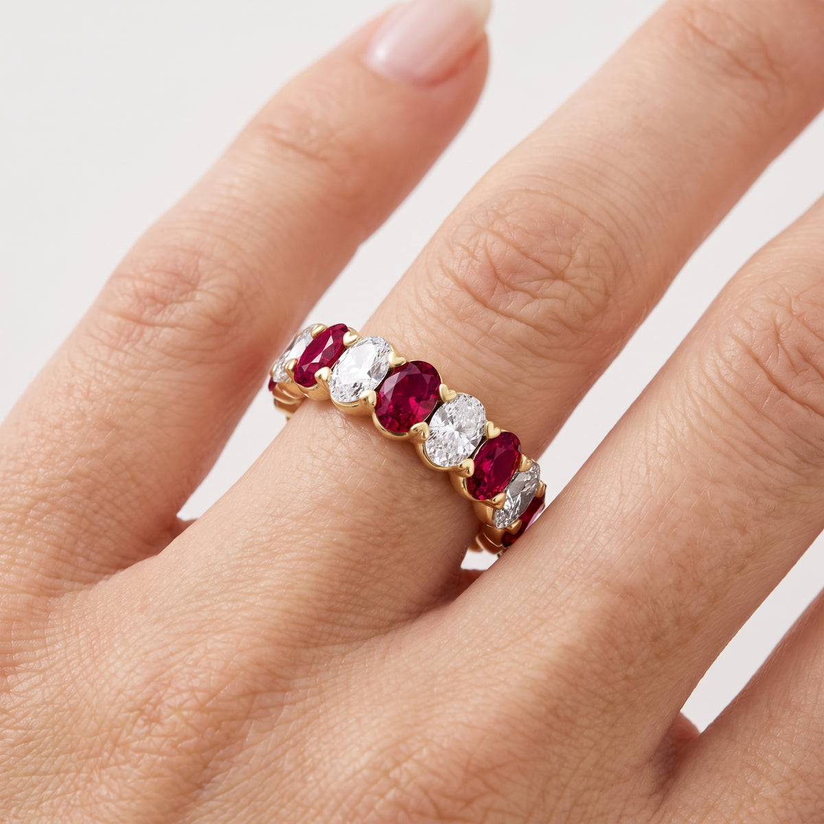 _lifestyle_image@SKU:G1732-LGRO05040004Y #metal_10k-yellow-gold+origin_lab-created