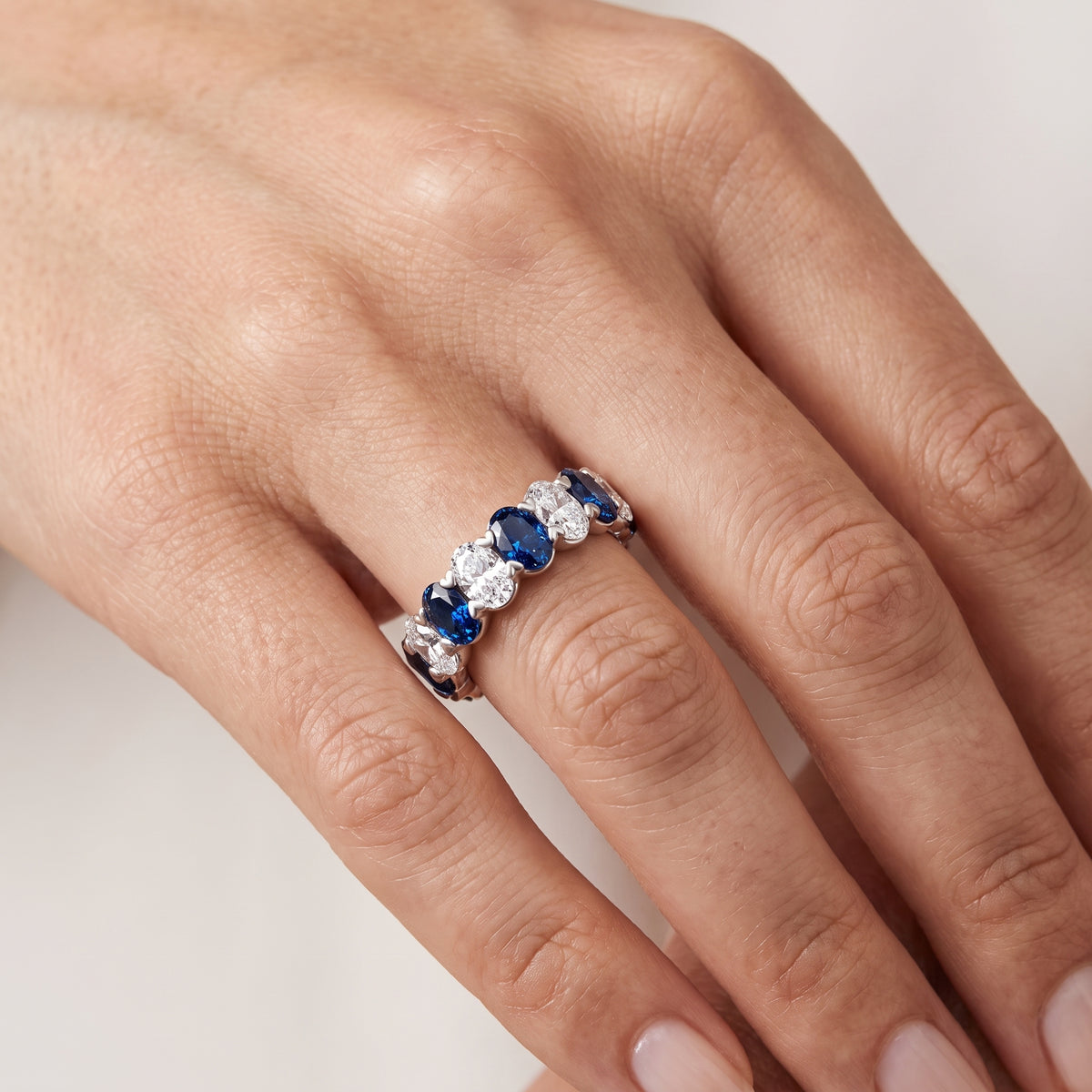 _lifestyle_image@SKU:G1732-LGSO04000004W #metal_10k-white-gold+origin_lab-created