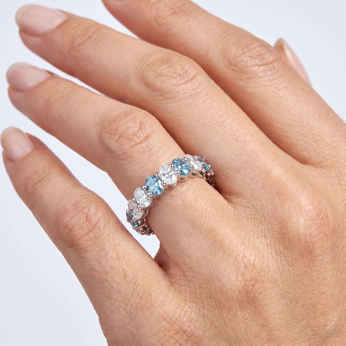 _lifestyle_image@SKU:G1732-LGQO05040004W #metal_10k-white-gold+origin_lab-created