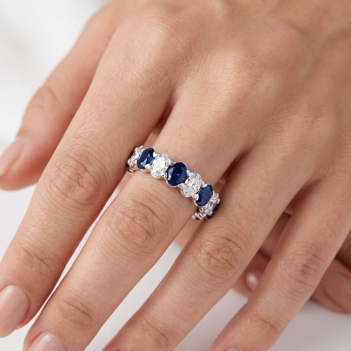 _lifestyle_image@SKU:G1732-NGSO03000004W #metal_14k-white-gold+origin_lab-created+