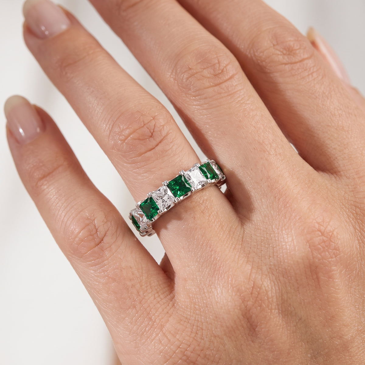 _lifestyle_image@SKU:G1800-LGEP04000004W #metal_10k-white-gold+origin_lab-created